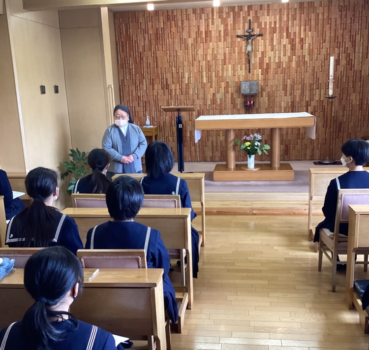 函館白百合学園中学校・高等学校の敷地内にある修道院での授業