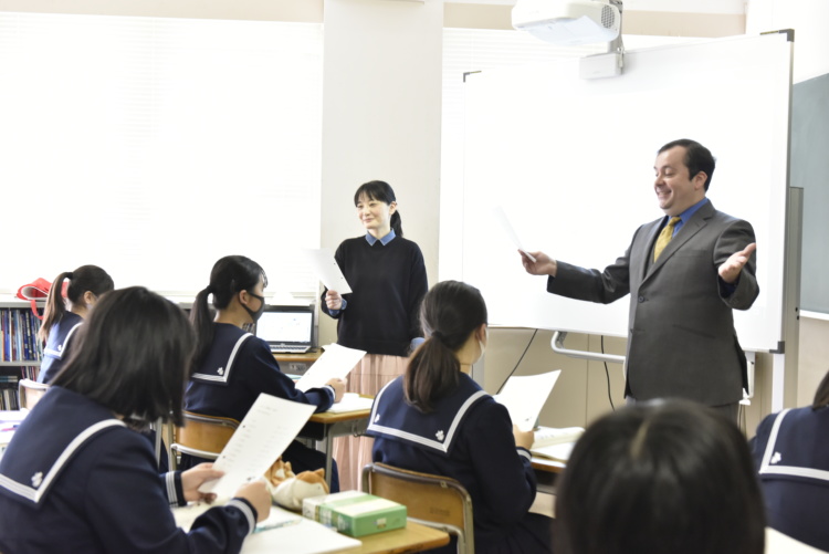 函館白百合学園中学校で英語の授業を行うネイティブ教員と日本人教員