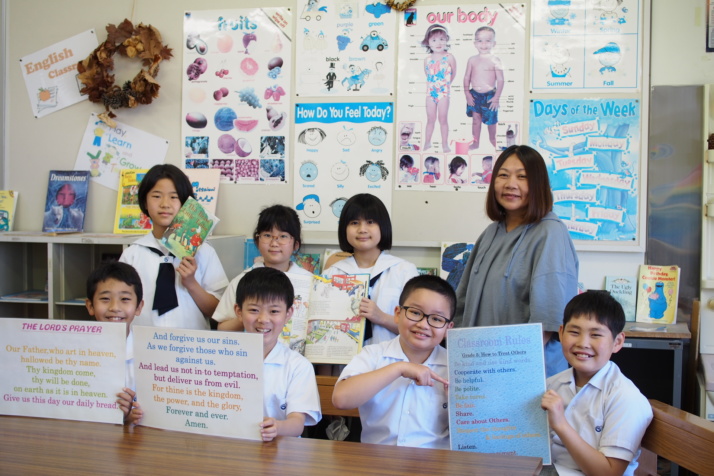 北海道函館市にある函館三育小学校の英語の授業の様子