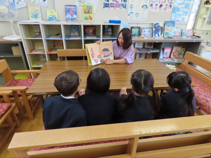 函館三育小学校のネイティブ教員による授業風景