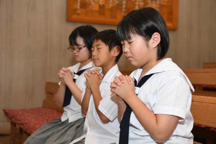 函館三育小学校の児童がお祈りをする様子