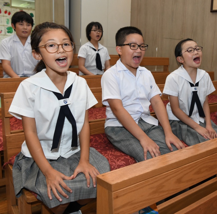 函館三育小学校の土曜日の教会プログラムの様子