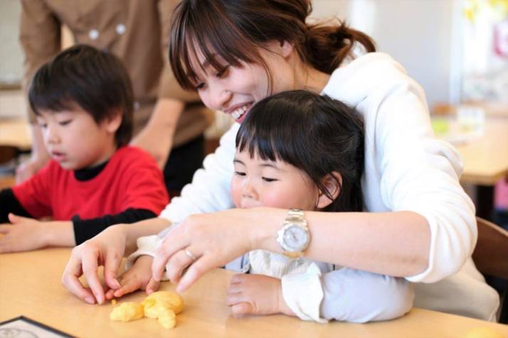 「八天堂カフェリエきさらづ」の工場見学での「わくわくパン作り体験」の様子（イメージ）