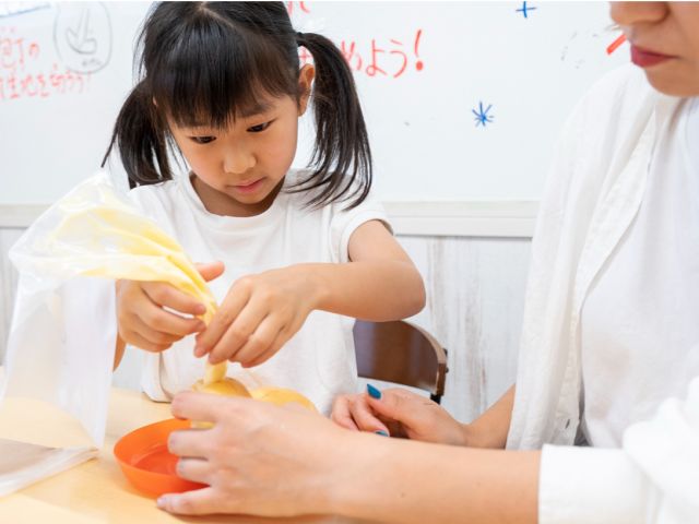 広島県三原市にある八天堂ビレッジでパン作り体験をしている女の子