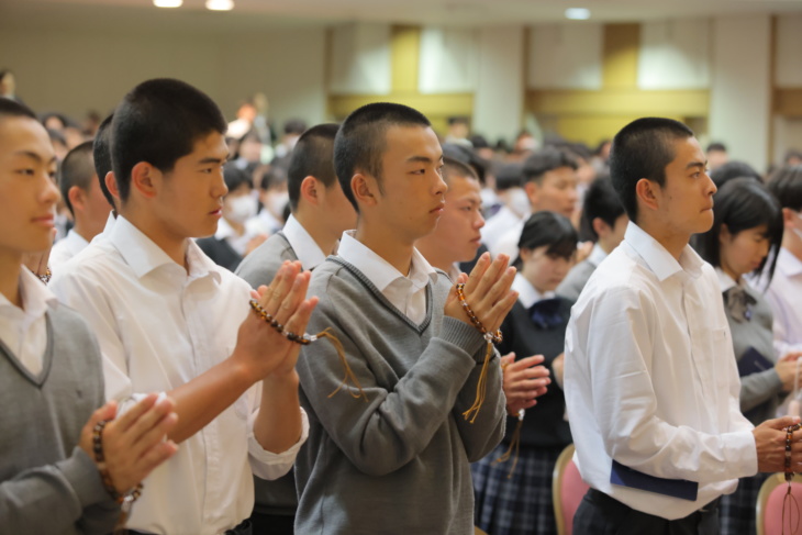 龍谷大学付属平安高等学校・中学校の生徒がご本尊に向かって手を合わせる様子