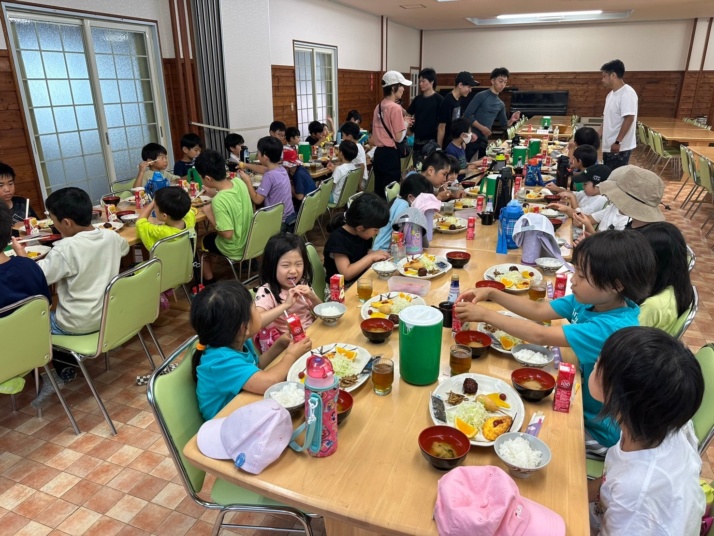 こどもヒーロー空手教室のイベントで食事をとる子どもたち