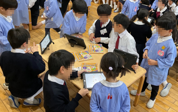 雲雀丘学園小学校の児童が幼稚園生に英語を教えるようす