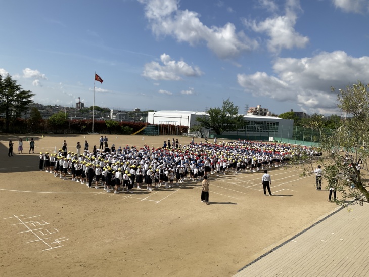 雲雀丘学園小学校の児童が校庭に集合するようす