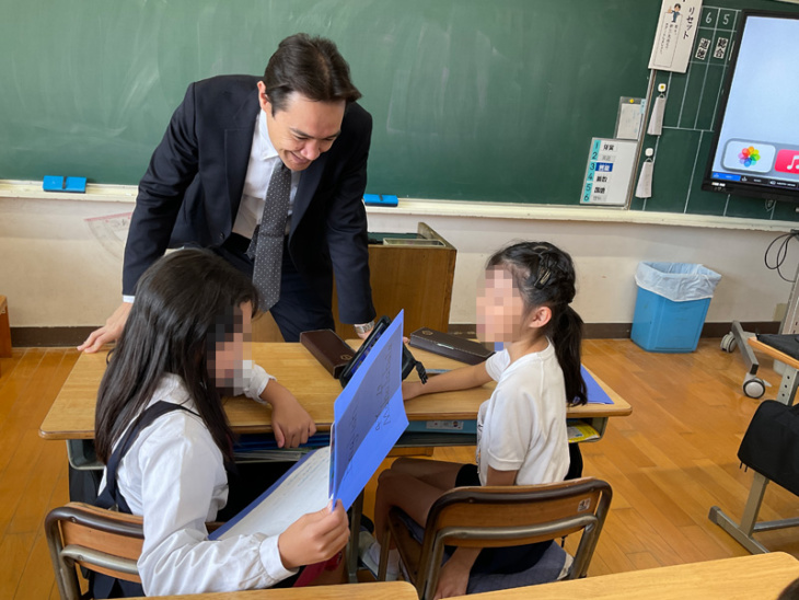 雲雀丘学園小学校の児童が外国人教師と勉強するようす