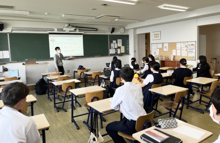 授業を受ける雲雀丘学園中学校・高等学校の生徒たち