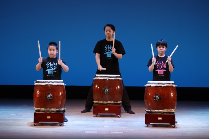 和太鼓を披露するヒビカスの小学生クラスの生徒たち