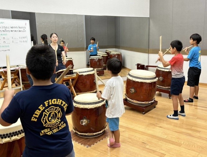 和太鼓のレッスンに集中するヒビカスの小学生クラスの生徒たち