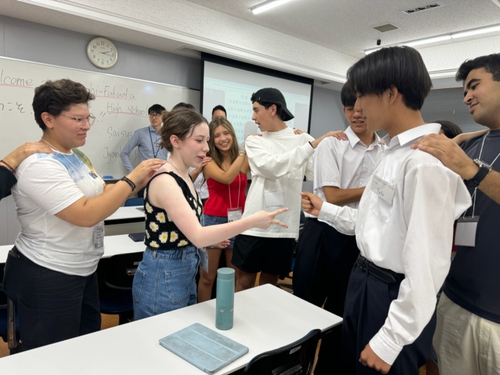 東福岡自彊館中学校・東福岡高等学校の生徒が英語で交流している様子