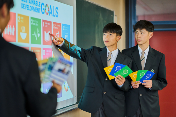 探究学習の授業でプレゼンテーションする東福岡自彊館中学校・東福岡高等学校の生徒たち