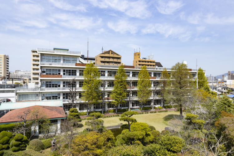 比治山女子中学・高等学校の校舎外観