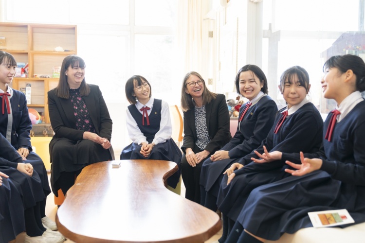 賢明女子学院中学校・高等学校で昼休みに実施されるEnglish onlyのパスポートタイム