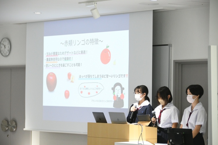 賢明女子学院中学校での探究活動（ブランディング・マーケティング）発表の様子