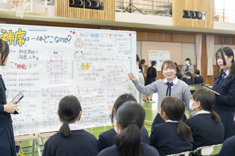 賢明女子学院中学校・高等学校の探究活動におけるポスターセッションの様子