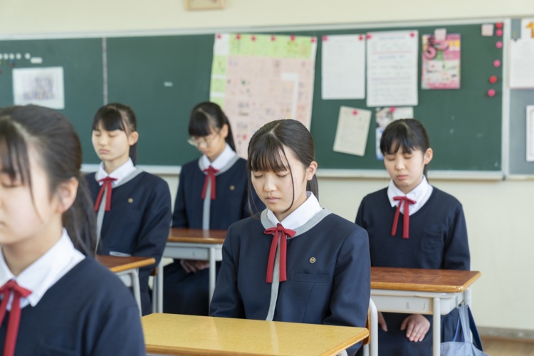 賢明女子学院中学校・高等学校で毎日5時間目の前に行われている瞑目