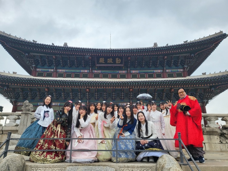 広島女学院中学高等学校の韓国研修時の集合写真