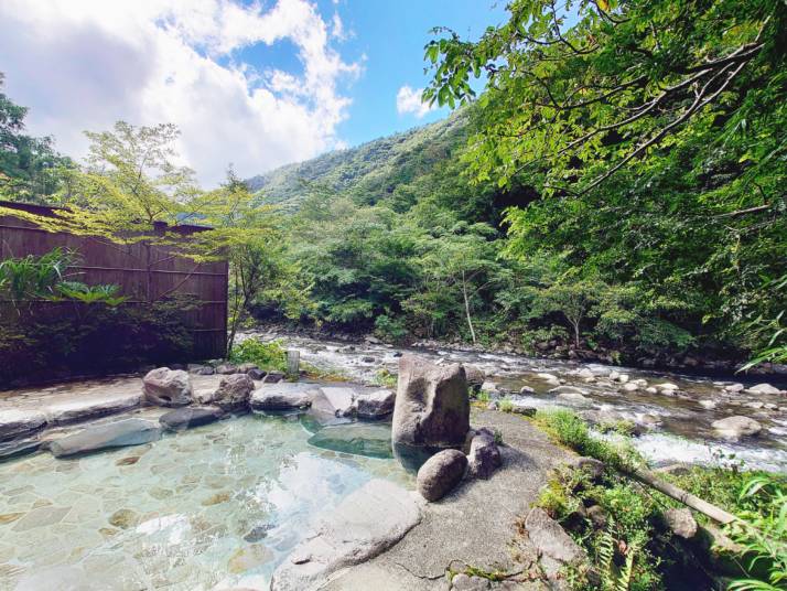 豊栄荘の露天風呂とその前を流れる渓流