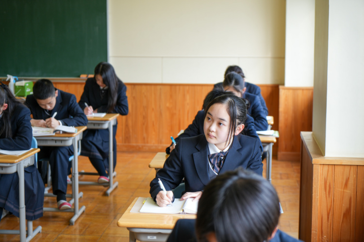 本庄第一中学校の生徒らが授業を受けるようす