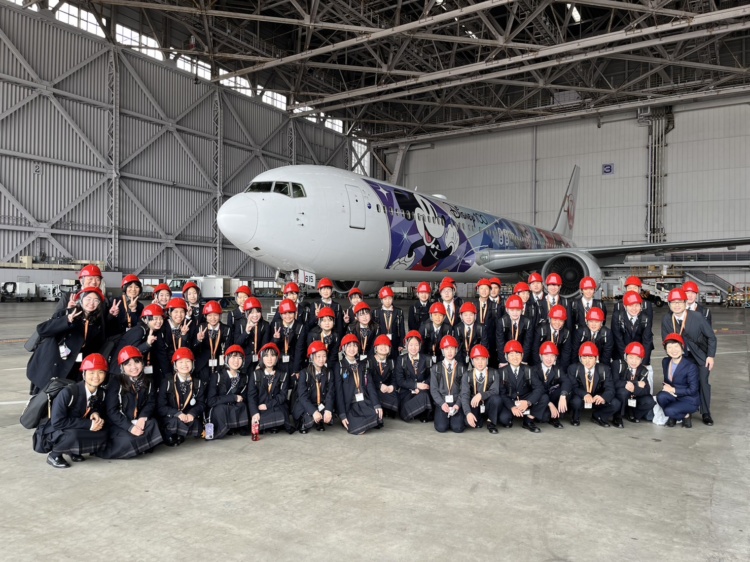 本庄第一中学校の生徒らが飛行機の前に集合するようす