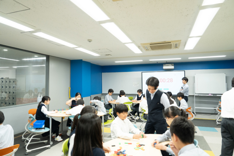 「宝仙学園中学校・高等学校」の理数インター・授業風景（ドミノ倒し）