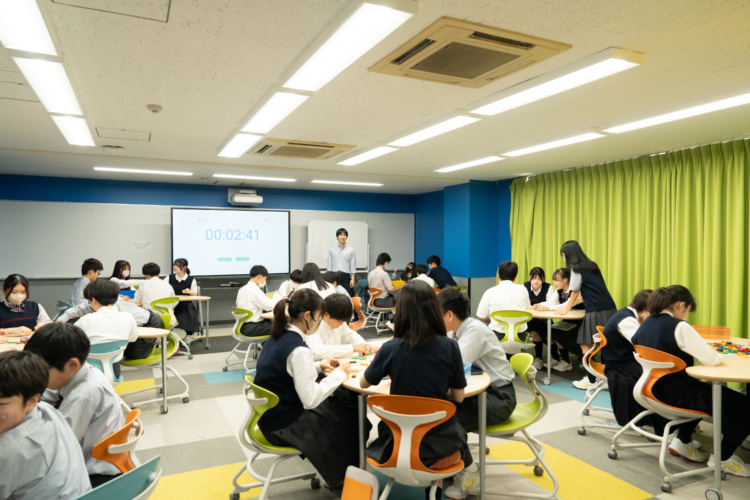 「宝仙学園中学校・高等学校」の理数インター・授業風景（ドミノ倒し）