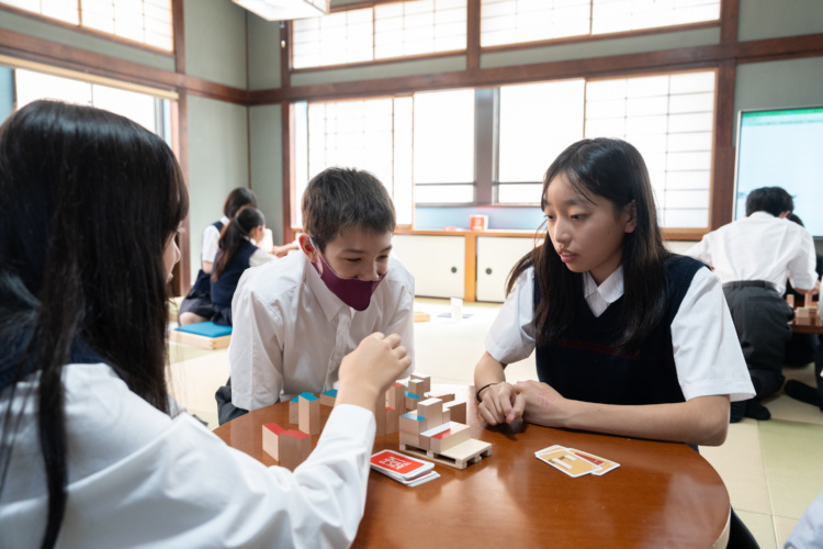 「宝仙学園中学校・高等学校」の理数インター・授業風景（積み木）