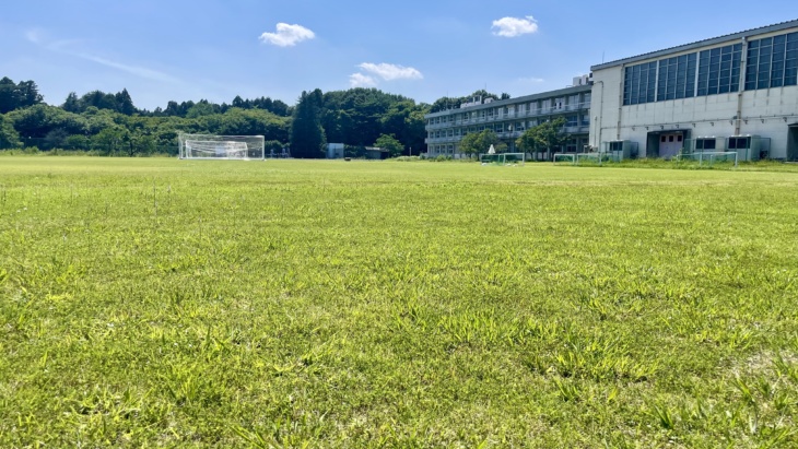 星の杜中学校・高等学校の天然芝のグラウンド