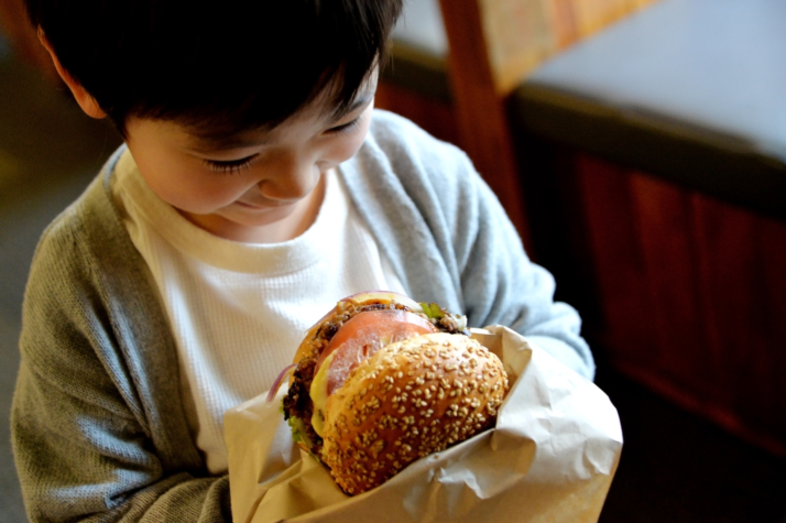 SABORのハンバーガー夕食を楽しむ子ども