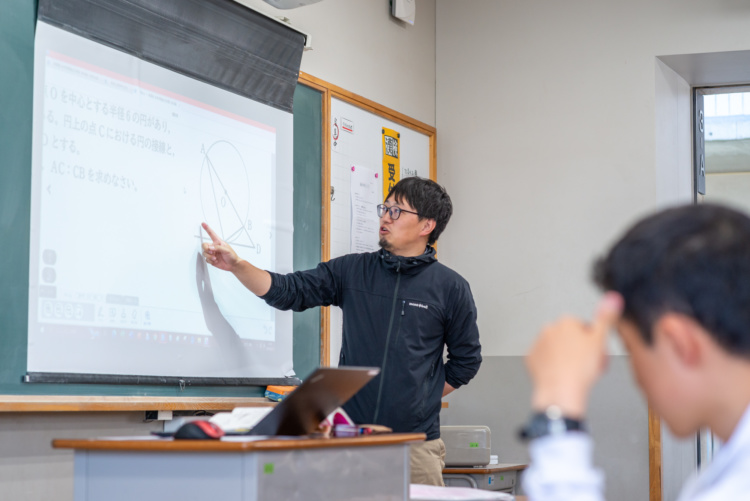 報徳学園中学校・高等学校の数学の授業風景