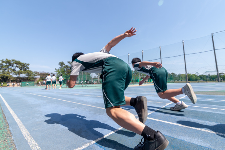 報徳学園中学校・高等学校のグラウンドで走る生徒たち