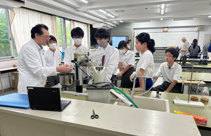 兵庫県立大学附属中学校のプロジェクト学習の生物班の様子