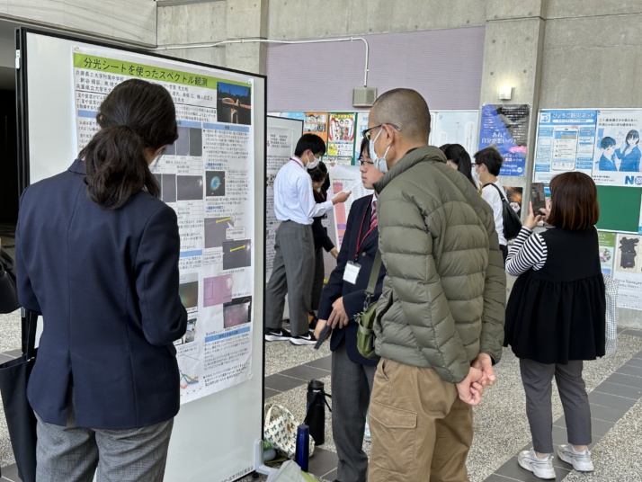 兵庫県立大学附属中学校のプロジェクト学習の文化祭での発表の様子