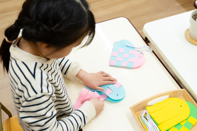 ハート形の編み込みバッグを作る様子