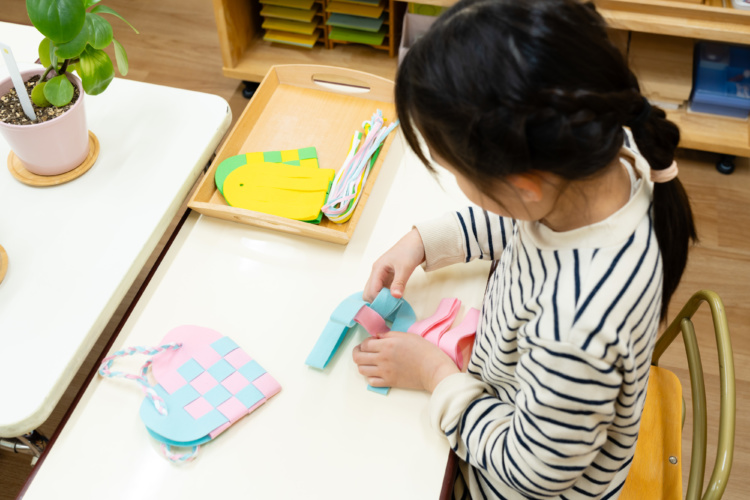 ハート形の編み込みバッグを作る様子