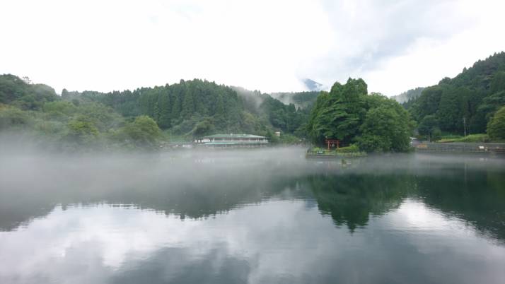 宮崎県小林市にある出の山淡水魚水族館を引きで眺める