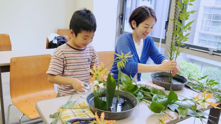 佐藤 池坊いけばな華道教室で花を生ける親子