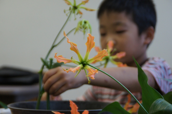 花を生けている子ども