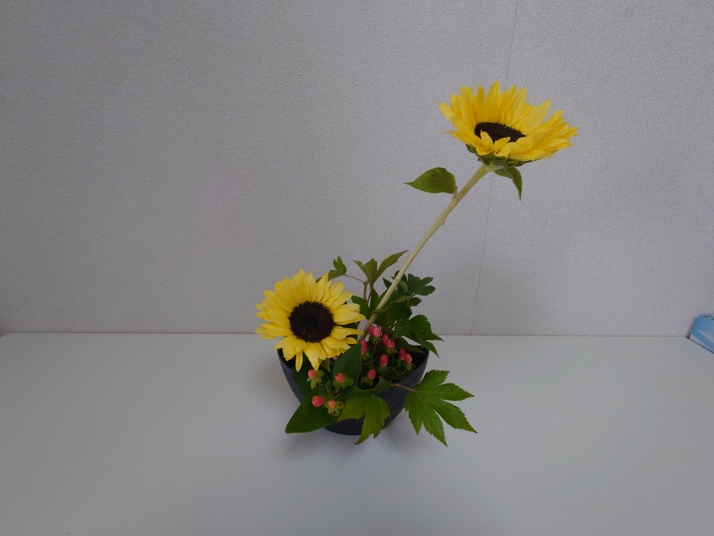 花器に生けられた、ひまわりなどの花