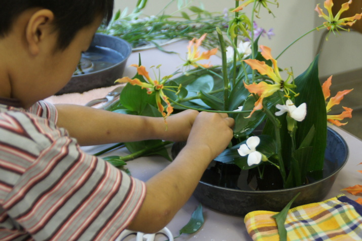 剣山に花を挿していく子ども