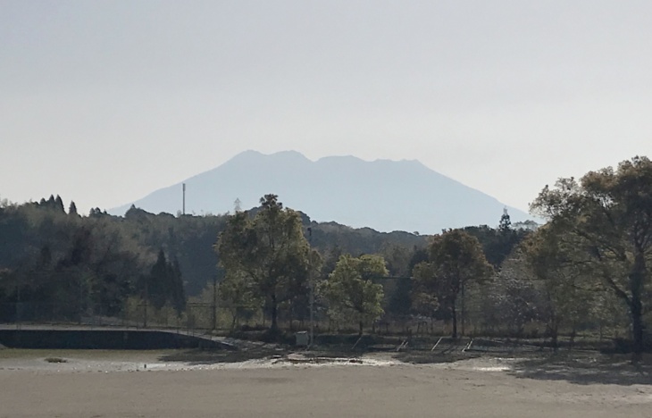 池田中学校・高等学校のグラウンドから見える桜島