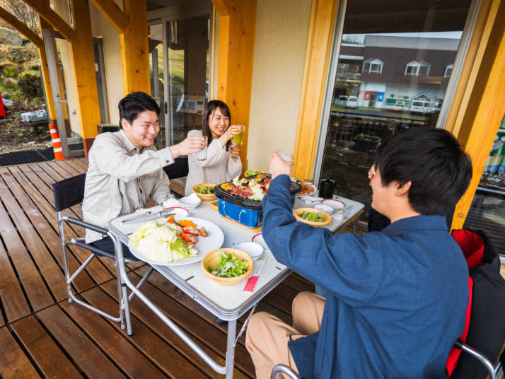 長野県北佐久郡立科町にある白樺高原ホテルで乾杯している大人たち