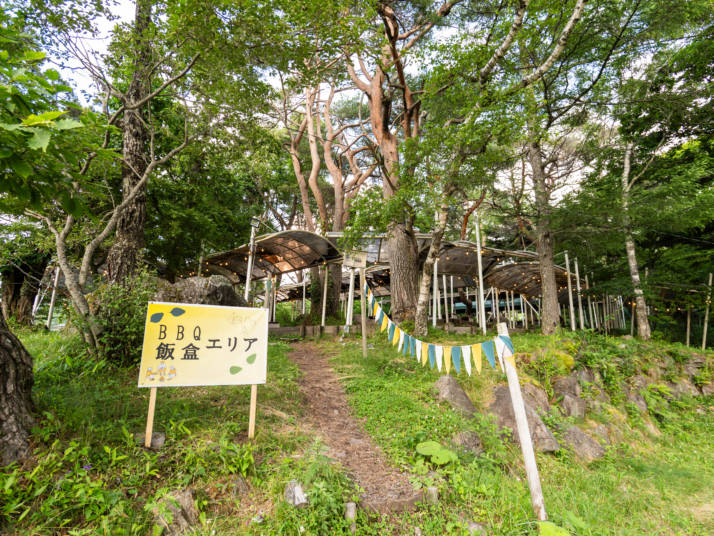 長野県北佐久郡立科町にある白樺高原ホテルのバーベキュー会場へと続く道