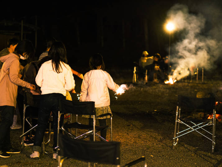 長野県北佐久郡立科町にある白樺高原ホテルで花火をしている子どもたち