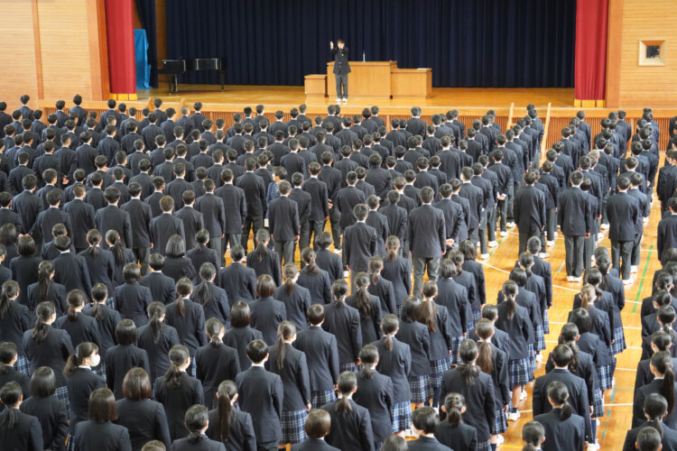 愛媛県立今治東中等教育学校の生徒たち