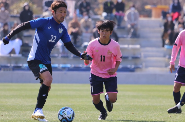 愛媛県立今治東中等教育学校のサッカー部のFC今治との試合風景