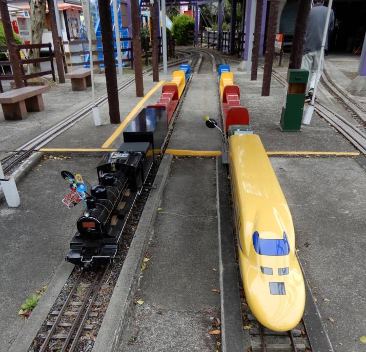 「道の駅 一本松展望園」内の「ミニ鉄道公園」で乗車できる「ミニSL」と「ドクターイエロー」